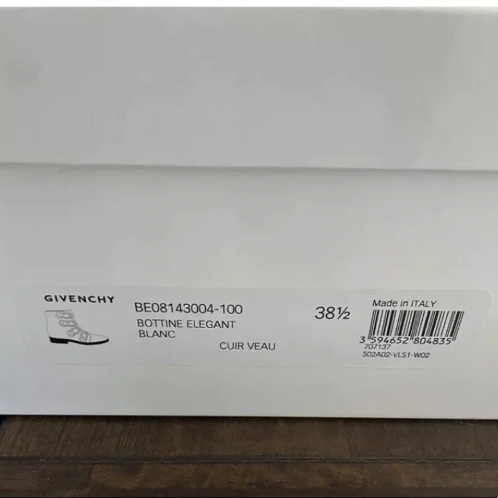 GIVENCHY PARIS White Leather studded Ankle Boots Sz 38.5.

To Lust For!!! - Picture 4 of 10